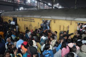 stampede-new-delhi-railway-station-15-dead-mahakumbhmela