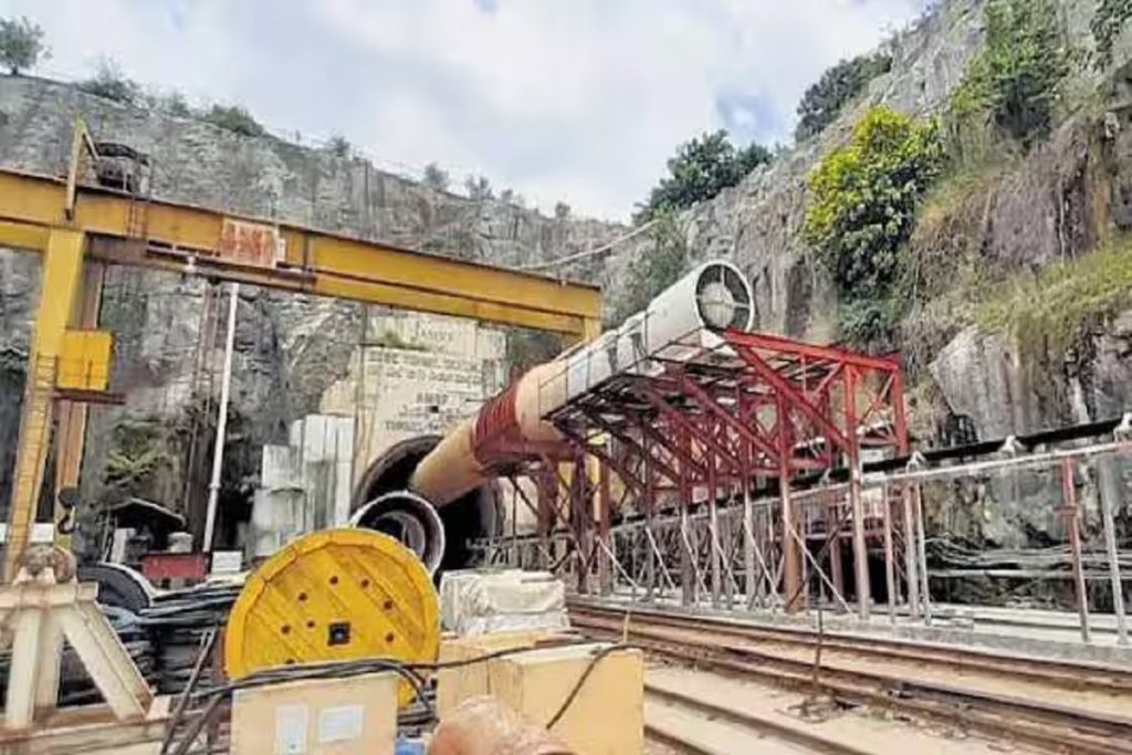 Telangana Tunnel Collapse: सुरंग में फंसे आठ मजदूरों को बचाने की कोशिशें जारी!