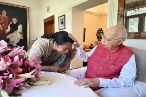 Delhi-CM-Rekha-Gupta-met-LK-Advani-called-him-a-symbol-of-national-service