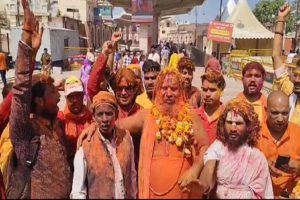 Iqbal-Ansari-and-Acharya-Param-Hans-played-Holi-in-the-Ram-Mandir-premises-and-said-–-Hatred-will-be-goodbye