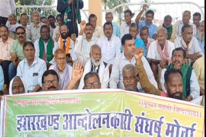 Jharkhand-separate-state-agitators-demonstrated-in-Jamtara-demanding-pension-and-reservation