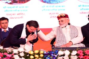 Praising-the-CM-by-shaking-hands-and-patting-his-back-Chief-Minister-Dhamis-special-bonding-with-PM-Modi-was-seen
