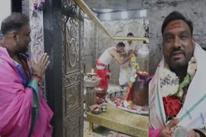 Sufi-singer-Master-Salim-became-emotional-after-seeing-Baba-Mahakal