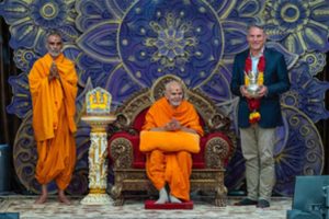 The-Deputy-Prime-Minister-of-Australia-met-with-the-esteemed-Mahant-Swami-Maharaj-the-head-of-BAPS-in-Melbourne