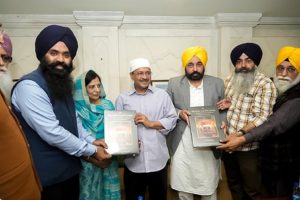 hree-years-of-AAP-government-completed-in-Punjab-Kejriwal-and-Bhagwant-Mann-bowed-their-heads-in-Sri-Harmandir-Sahib