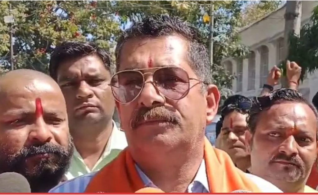 उत्तर प्रदेश: औरंगजेब का मकबरा तोड़ने वाले को मिलेंगे 5 बीघा जमीन और 11 लाख रुपये!