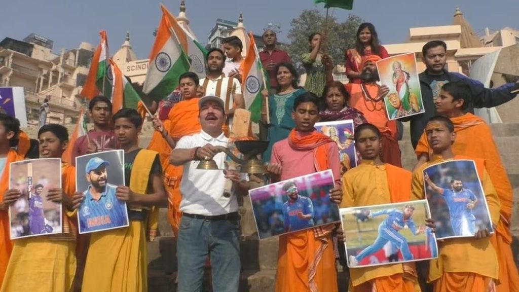 वाराणसी: चैंपियंस ट्रॉफी फाइनल में भारत की जीत के लिए विशेष आरती और चालीसा पाठ!