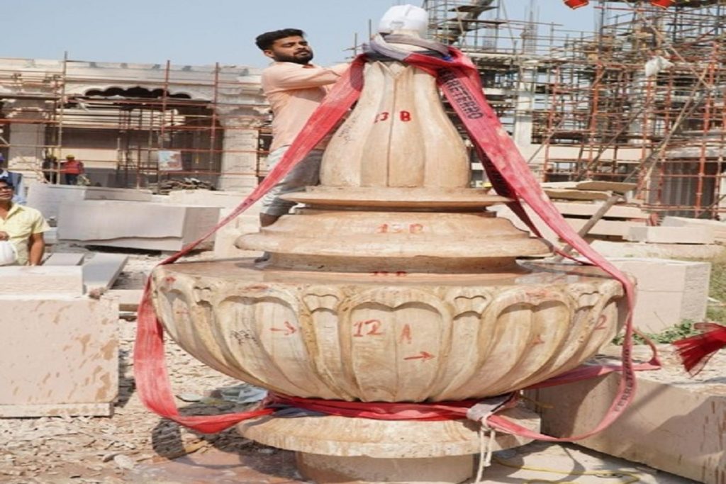 राम मंदिर शिखर पर कलश स्थापना, अयोध्या में गूंजे जय श्रीराम