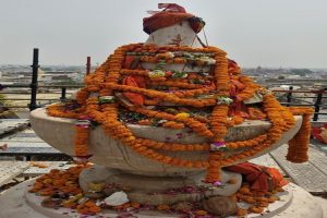 Ayodhya-The-topmost-urn-of-the-Shiv-temple-in-the-rampart-has-been-installed