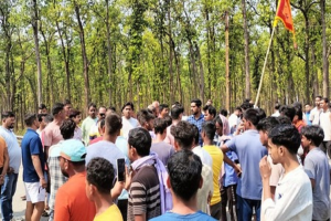 Chaos-in-Jamshedpurs-Dhalbhumgarh-over-uprooting-of-religious-flag-and-throwing-of-banned-meat-market-closed
