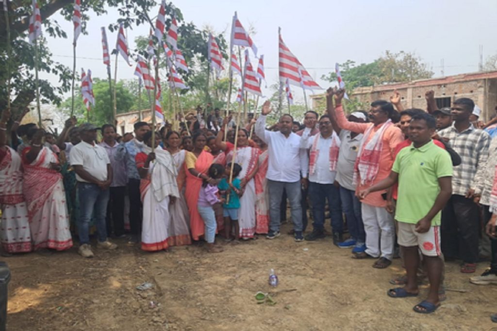 झारखंड: मारपीट पर बवाल के बाद सड़क पर उतरे आदिवासी, बाजार बंद!