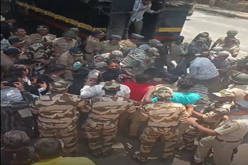 मुंबई में तनाव: वडाला में पुलिस और हिंदू संगठनों के बीच झड़प!