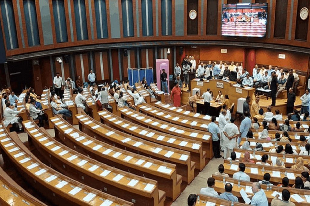 दिल्ली मेयर चुनाव: ‘आप’ पीछे हटी, भाजपा की दौड़ेगी ट्रिपल इंजन सरकार!