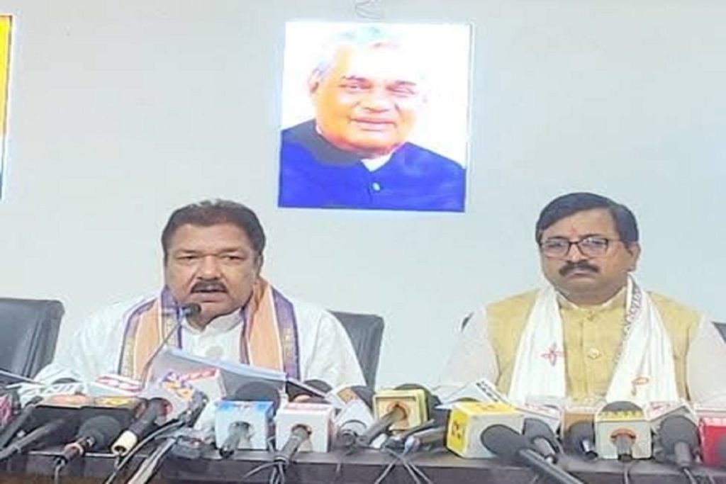 बिहार: भाजपा ने तेजस्वी पर कसा तंज, ‘पिता का नाम नहीं होता तो कौन जानता’?