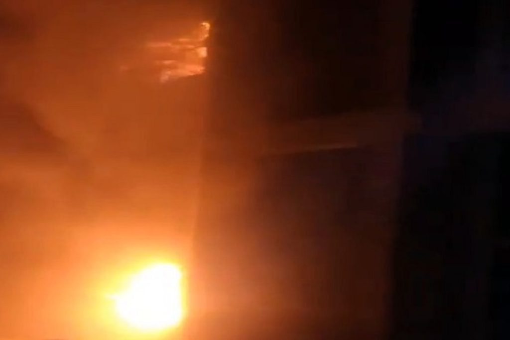 मुंबई के लोखंडवाला में रिहायशी इमारत में आग, एक महिला की मौत!