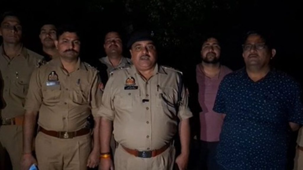 हाथरस पुलिस और स्वाट टीम की मुठभेड़ में दो इनामी बदमाश पकड़े