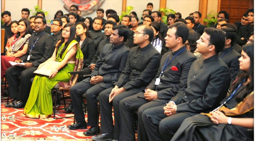 आधी रात में यूपी में बड़ा प्रशासनिक धमाका: 33 IAS अधिकारियों के तबादले, 11 जिलों में बदले गए डीएम