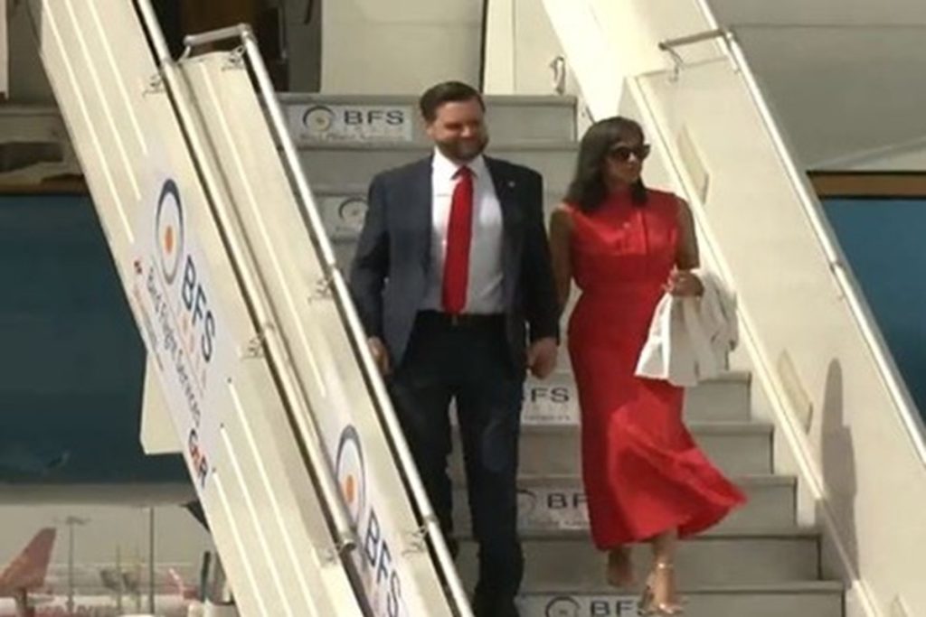 जेडी वेंस भारत दौरे पर पहुंचे, पारंपरिक स्वागत से गूंजा पालम एयरपोर्ट