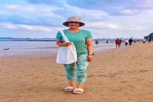 Manisha-Koirala-was-seen-walking-on-the-beach-with-her-special-friend-told-a-beautiful-story