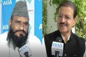Maulana-Sajid-Rashidi-supports-Waqf-law-Congress-leader-attacks-the-government