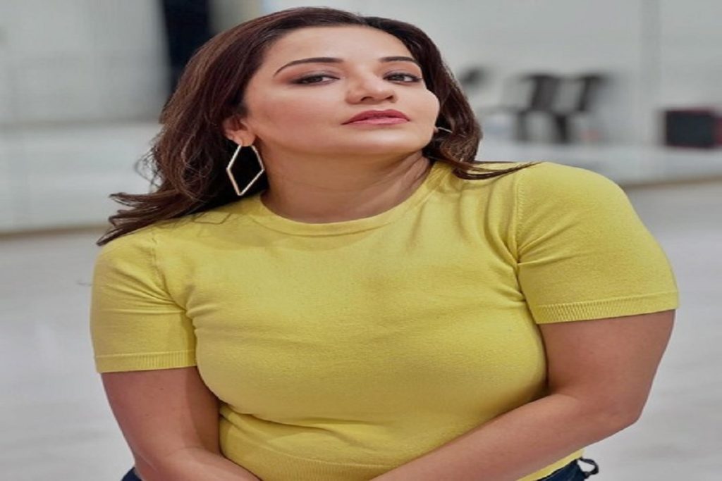 येलो टॉप में मोनालिसा का ग्लैमरस, फैंस बोले- ‘दिलों की रानी हो आप!’