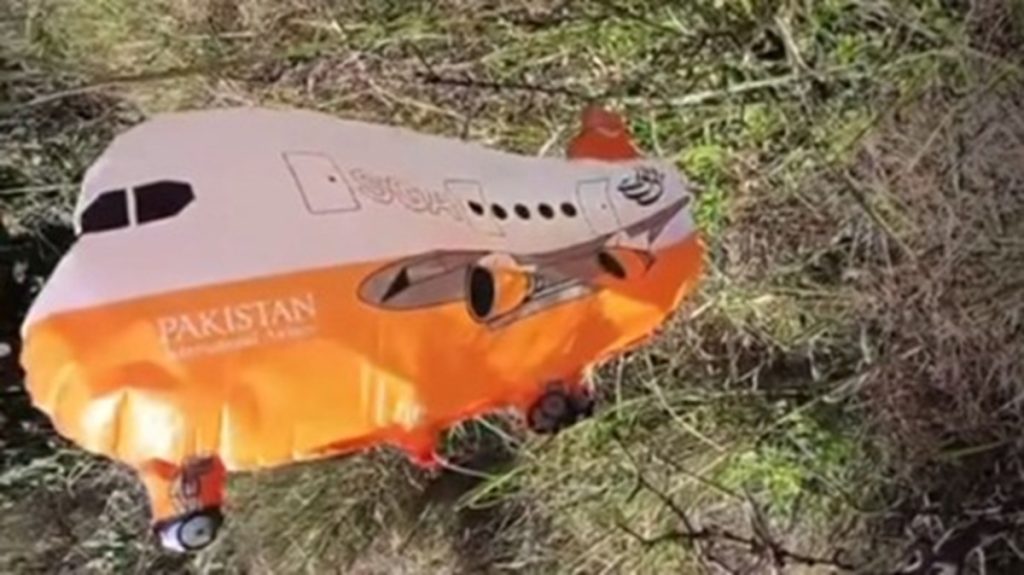 हिमाचल प्रदेश के हमीरपुर में मिला पाकिस्तान एयरलाइंस का मॉडल गुब्बारा, इलाके में दहशत!