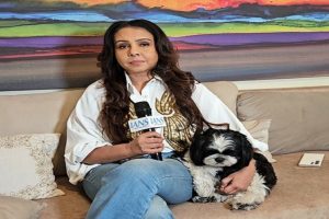 Suchitra-Krishnamoorthi-finds-it-weird-to-talk-about-co-star-Shah-Rukh