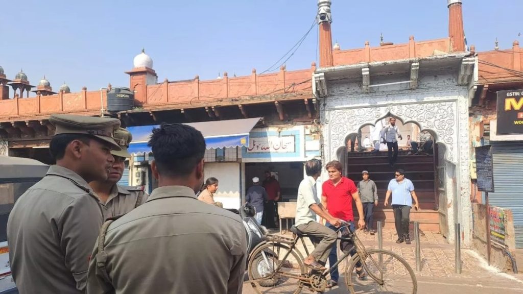 शुक्रवार देखकर दंगो की साजिश, जामा मस्जिद में फेंका गया पशु का सिर-फेंकने वाला निकला मुसलमान!