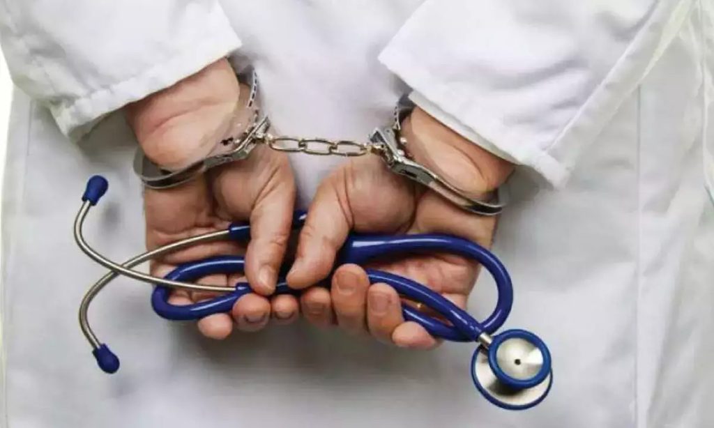 मुंबई में फर्जी ऑर्थोपेडिक डॉक्टर गिरफ्तार: गलत इलाज से डिलीवरी बॉय की रीढ़ की हालत बिगड़ी!