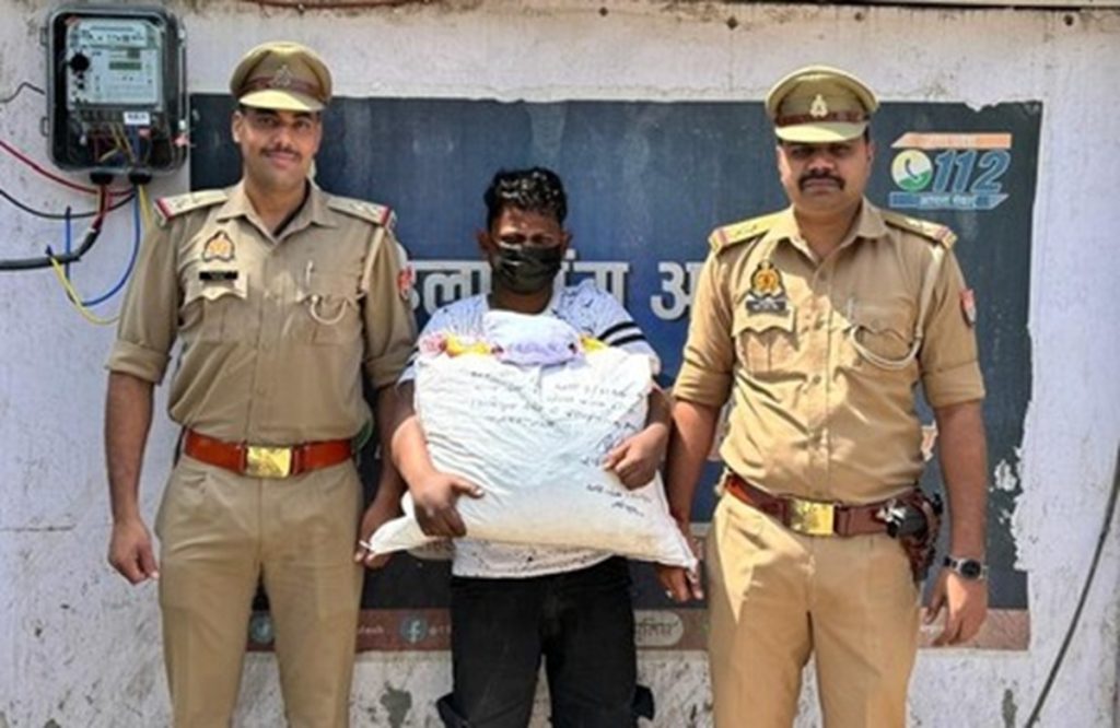 नोएडा पुलिस और नारकोटिक्स टीम को मिली बड़ी सफलता, सेक्टर-10 से गांजा तस्कर गिरफ्तार