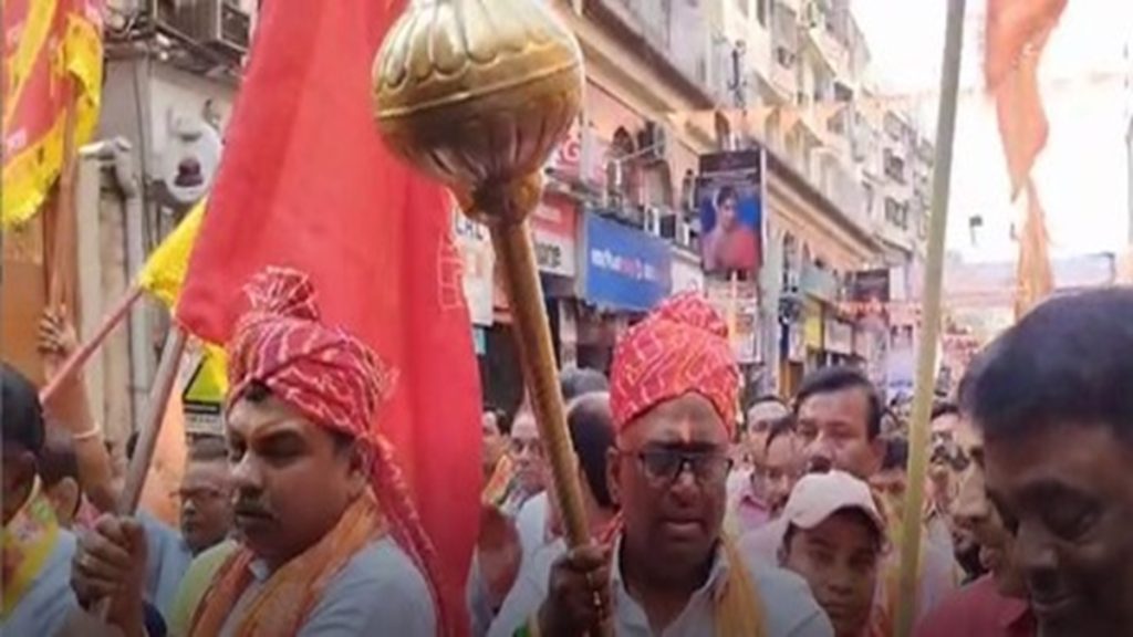 उत्तर हावड़ा: हनुमान जयंती पर विधायक हाथ में गदा लेकर किया शोभायात्रा में शामिल!