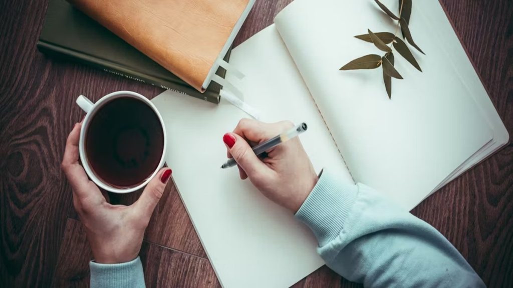 लिखने की शक्ति: क्या केवल लिखने से सुधर सकती है मानसिक सेहत?