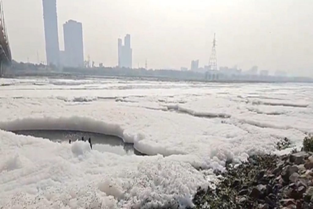 यमुना में झाग पर आप का भाजपा पर हमला, कहा- ऐसा प्रदूषण पहले कभी नहीं हुआ!