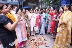 AAPs-pot-breaking-protest-against-BJP-government-over-drinking-water-crisis-in-Delhi