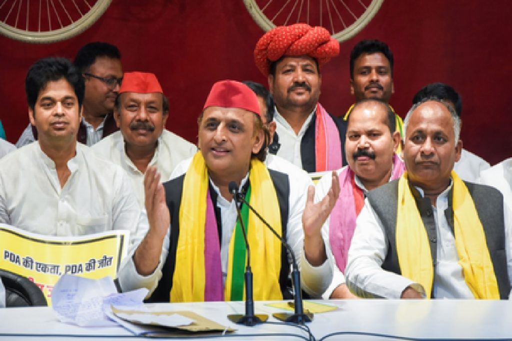 राजनीति की बिसात पर अखिलेश की चाल, छोटे मोहरों से बड़े दांव की तैयारी!
