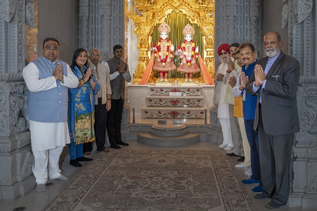 ऑपरेशन सिंदूर: सर्वदलीय प्रतिनिधिमंडल ने अबू धाबी के हिंदू मंदिर का किया दौरा