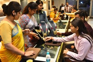 Bareilly-market-boom-on-akshaya-tritiya-business-of-185-crores-done