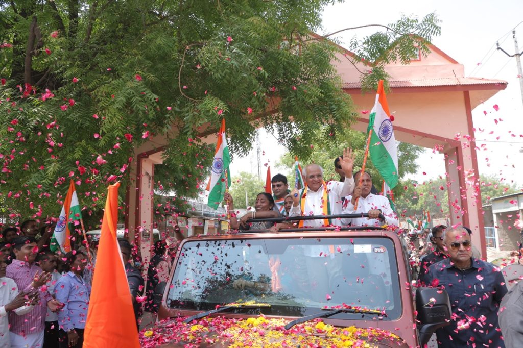 Gujrat: भारतीय सेना के सम्मान में निकाली गई तिरंगा यात्रा, शामिल हुए मुख्यमंत्री भूपेंद्र पटेल