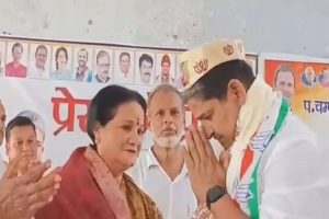 Bihar-Congress-MP-made-to-wear-BJP-cap-video-goes-viral-on-social-media