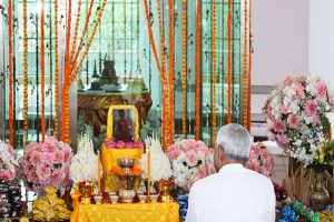 Bihar-On-Buddha-Purnima-CM-Nitish-prayed-for-peace-and-prosperity-offered-prayers-at-Smriti-Park