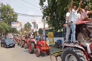 Bijnor-Farmers-tractor-march-in-honour-of-the-army-warning-given-to-Pakistan