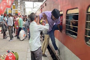 Condition-of-trains-returning-from-Jammu-Coaches-are-jam-packed-people-even-in-bathrooms-passengers