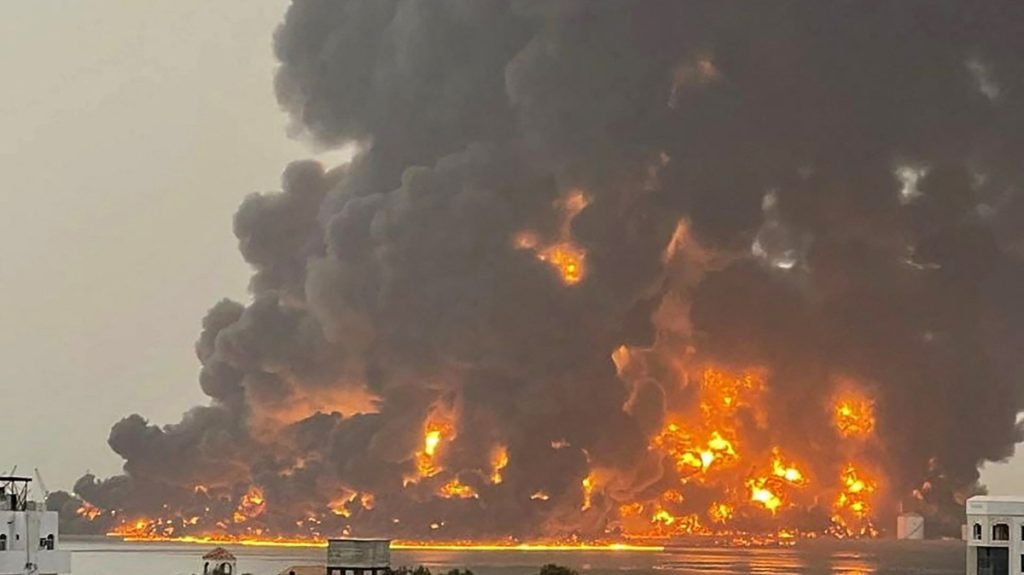 येमेन का होदेइदाह बंदरगाह धुंआ-धुआं, इजरायल ने लिया तेल-अवीव मिसाइल हमले का बदला !