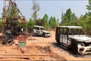 Jharkhand-Naxalites-attack-the-site-of-a-mining-survey-company-in-Latehar-set-six-vehicles-and-big-machines-on-fire