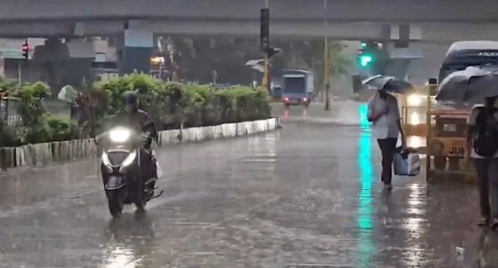 मुंबई: झमाझम बारिश से दिन की शुरुआत, मॉनसून 10 दिन पहले पहुंचा महाराष्ट्र !