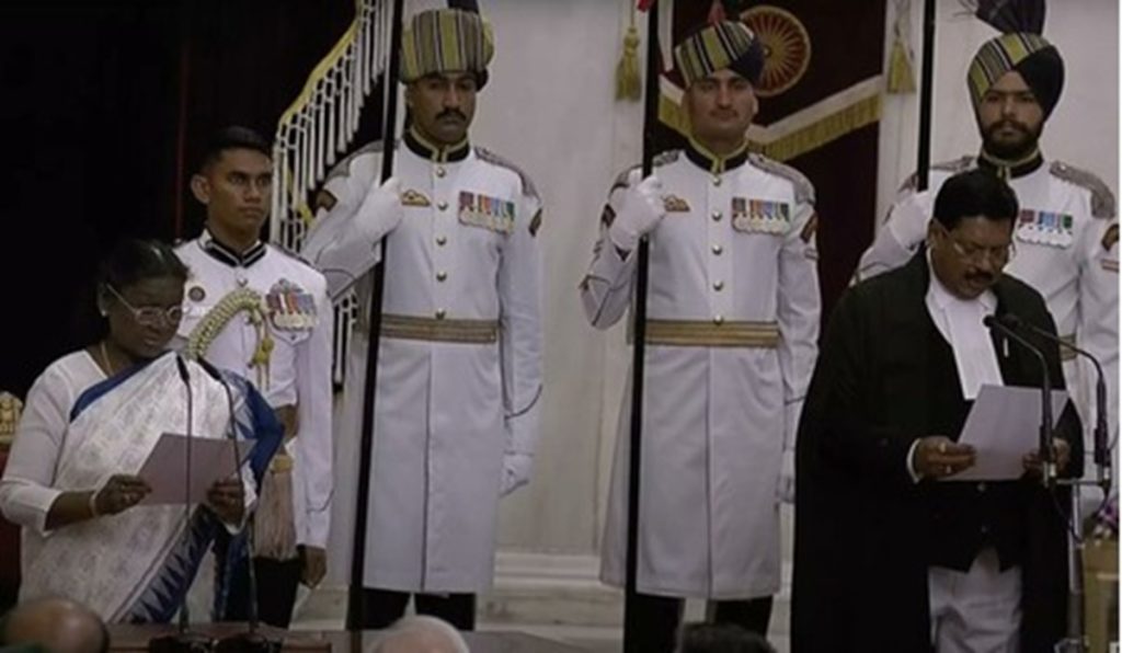 भारत के 52वें मुख्य न्यायाधीश को राष्ट्रपति ने दिलाई शपथ