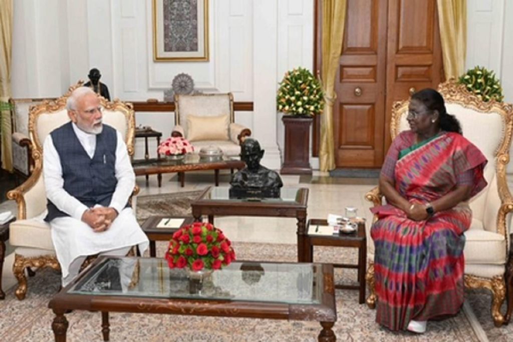 राष्ट्रपति मुर्मू से मिले पीएम मोदी, ‘ऑपरेशन सिन्दूर’ की दी जानकारी!