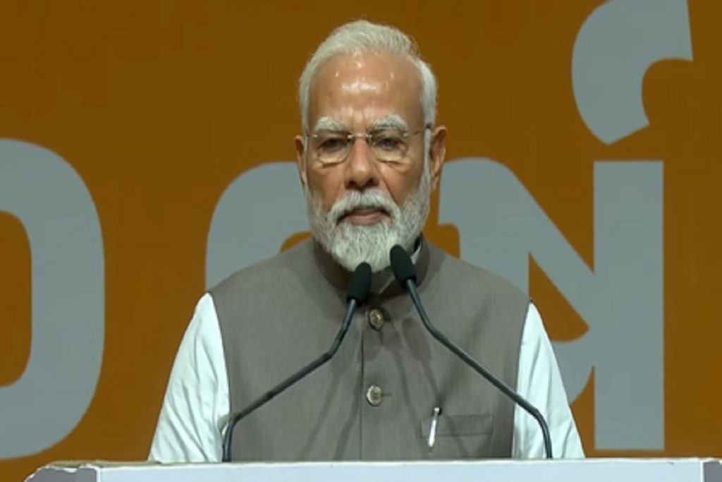 गांधीनगर में मोदी: जंजीरें नहीं, 1947 में भुजाएं कट गईं!