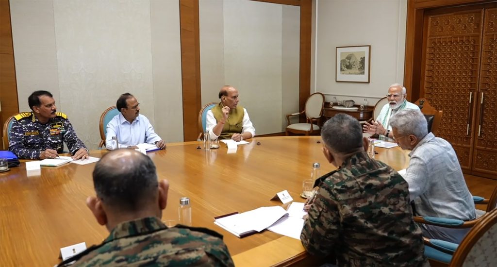 डीजीएमओ वार्ता से पहले पीएम मोदी की आपात बैठक, रक्षा प्रमुखों के साथ रणनीतिक चर्चा