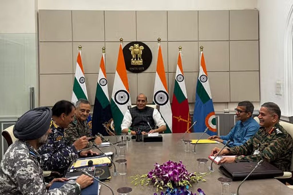 रक्षा मंत्री राजनाथ सिंह की उच्चस्तरीय बैठक: पाक हमलों की स्थिति पर गहन समीक्षा
